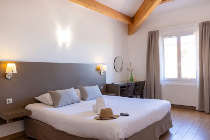 hotel-les-lentisques-3-étoiles-cargese-chambre-double-cosy-bain