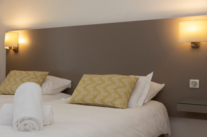 hotel-les-lentisques-3-étoiles-cargese-chambre-douche-loggia