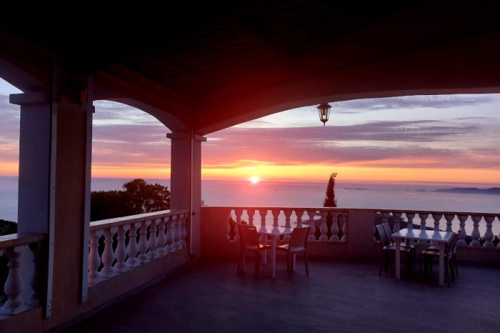 Hotel-Restaurant Le Belvédère Coti Sonnenuntergang Terrasse